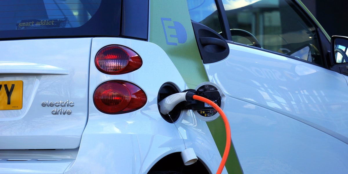 Top 4 Benefits of Buying an Electric Vehicle Repo Finder