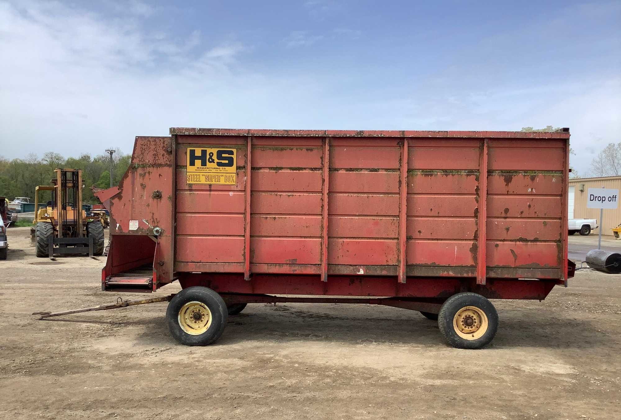 H&S silage wagon with front side discharge