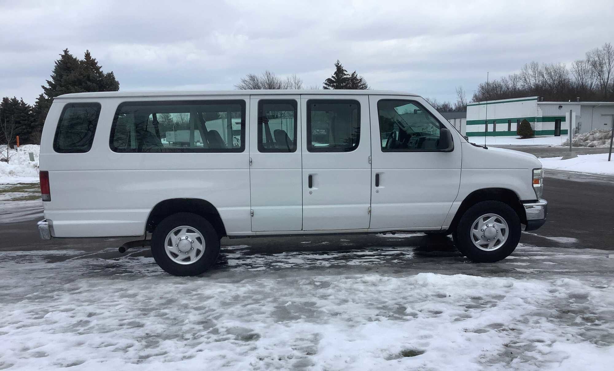 2011 Ford E-350 XLT