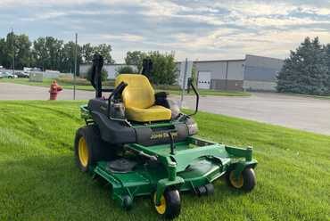 John Deere 757 Zero Turn Lawn Mower