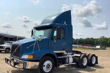 2000 VOLVO VN Series Day Cab Semi Truck 4V4MD2GG7YN245370