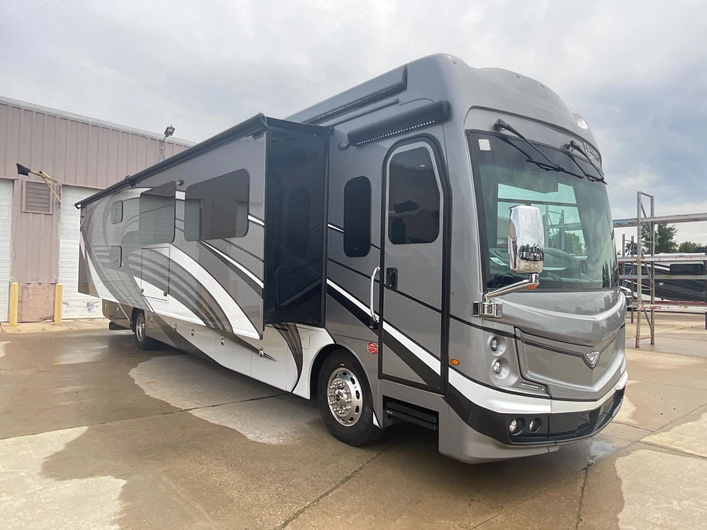 2024 Fleetwood Discovery LXE 40G